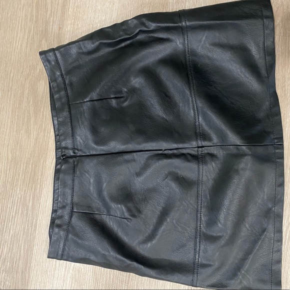 Medium size leather skirt. Fits as a 27/28 waist - Picture 4 of 4